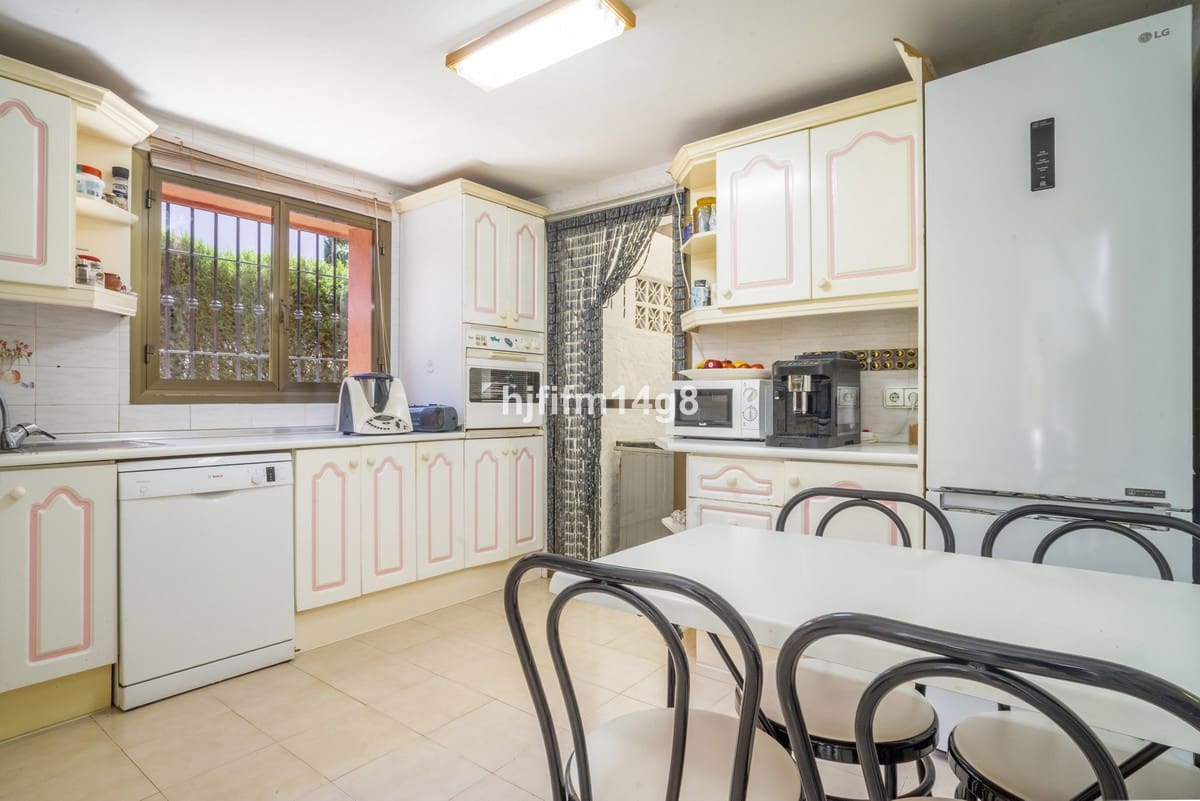 4 bedroom Villa for sale in Nueva Andalucia - € 1,475,000 (Ref: 9010425)
