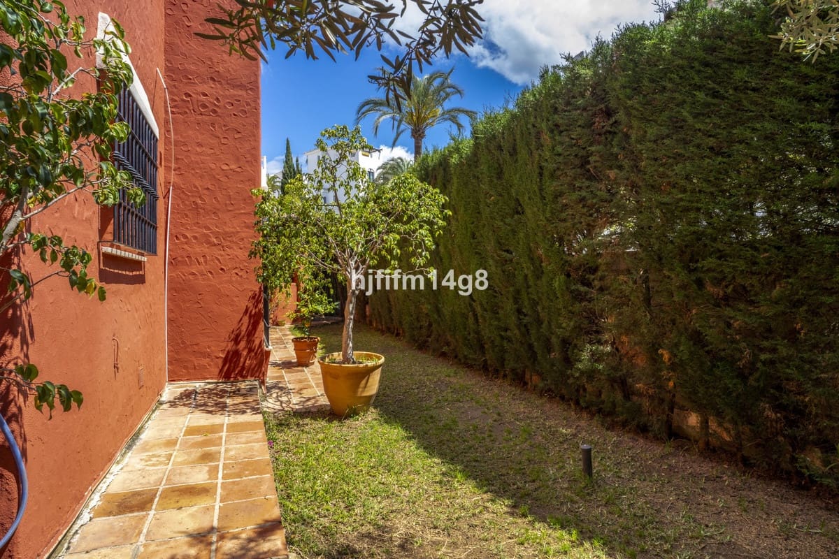 4 bedroom Villa for sale in Nueva Andalucia - € 1,475,000 (Ref: 9010425)