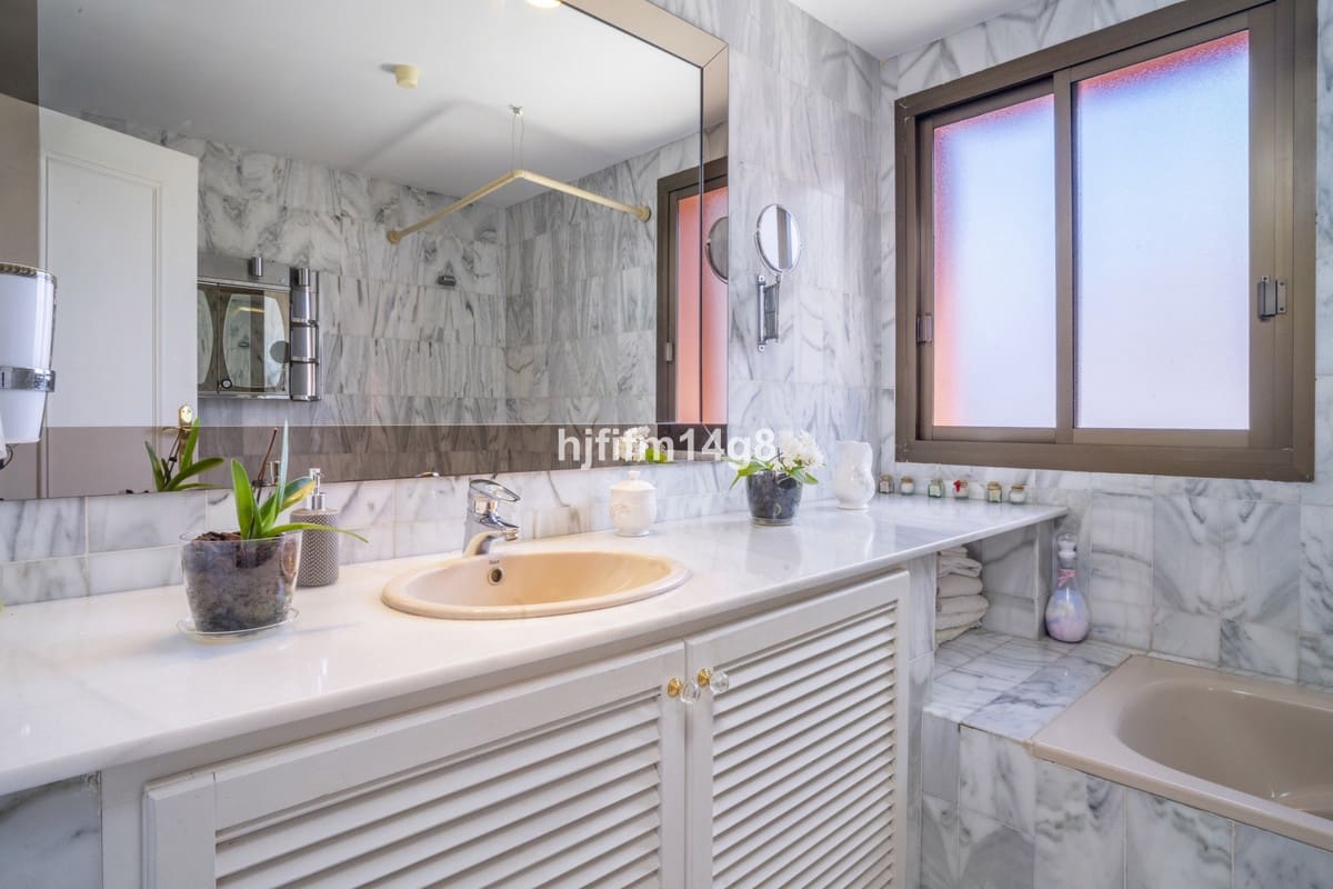 4 bedroom Villa for sale in Nueva Andalucia - € 1,475,000 (Ref: 9010425)