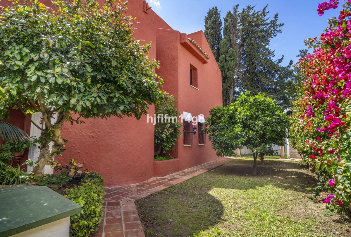 4 bedroom Villa for sale in Nueva Andalucia - € 1,475,000 (Ref: 9010425)