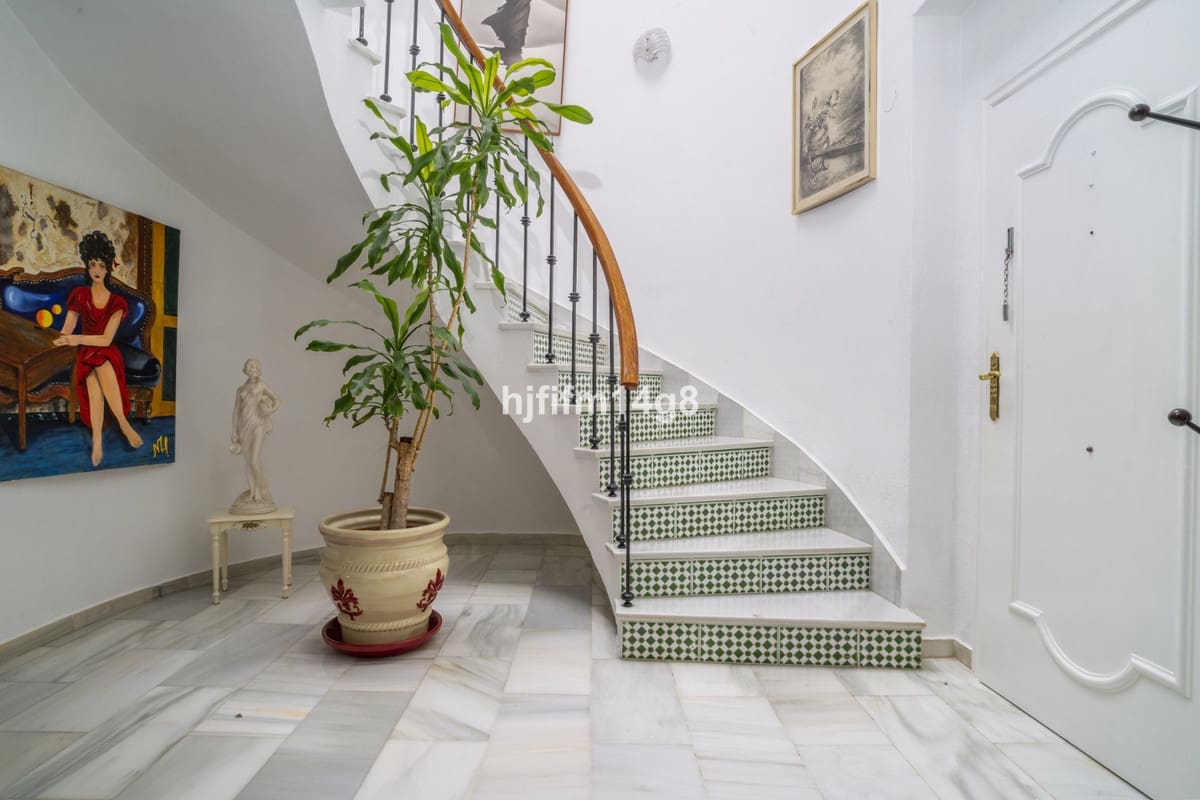 4 bedroom Villa for sale in Nueva Andalucia - € 1,475,000 (Ref: 9010425)