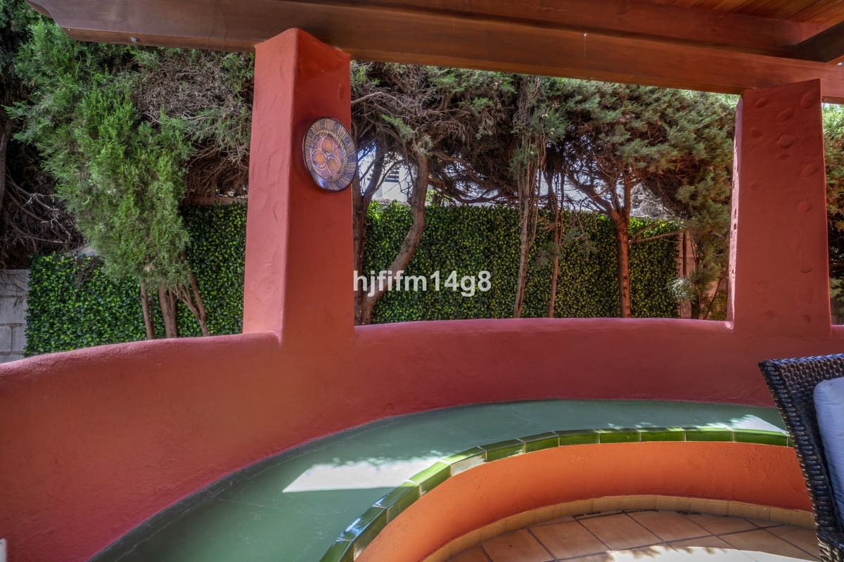 4 bedroom Villa for sale in Nueva Andalucia - € 1,475,000 (Ref: 9010425)