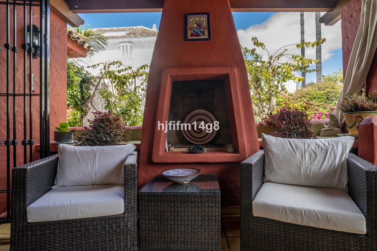 4 bedroom Villa for sale in Nueva Andalucia - € 1,475,000 (Ref: 9010425)