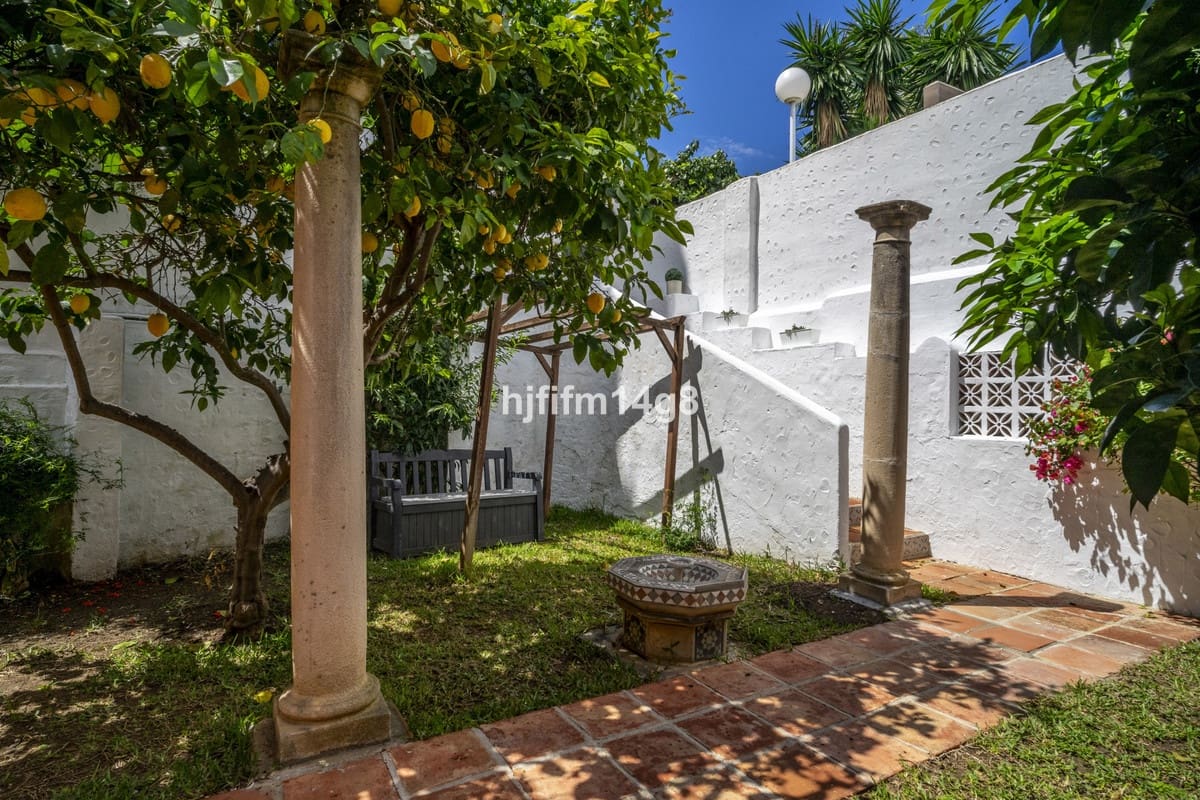 4 bedroom Villa for sale in Nueva Andalucia - € 1,475,000 (Ref: 9010425)