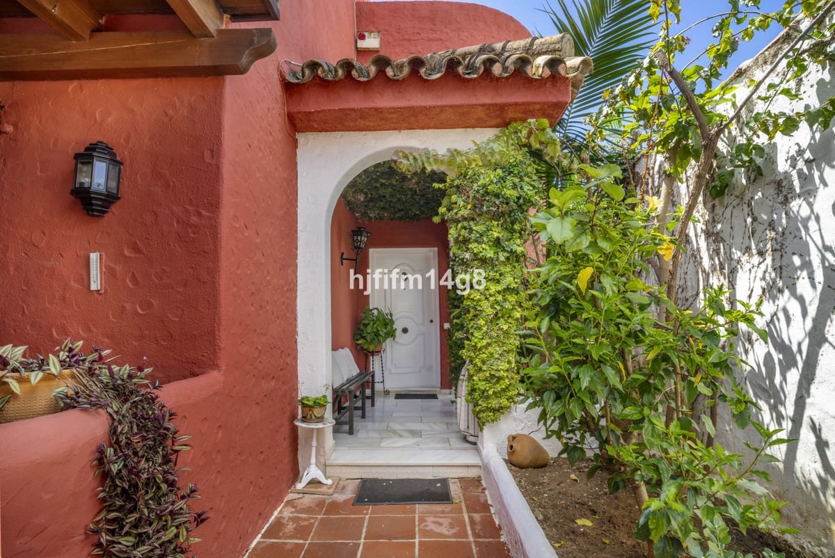 4 bedroom Villa for sale in Nueva Andalucia - € 1,475,000 (Ref: 9010425)