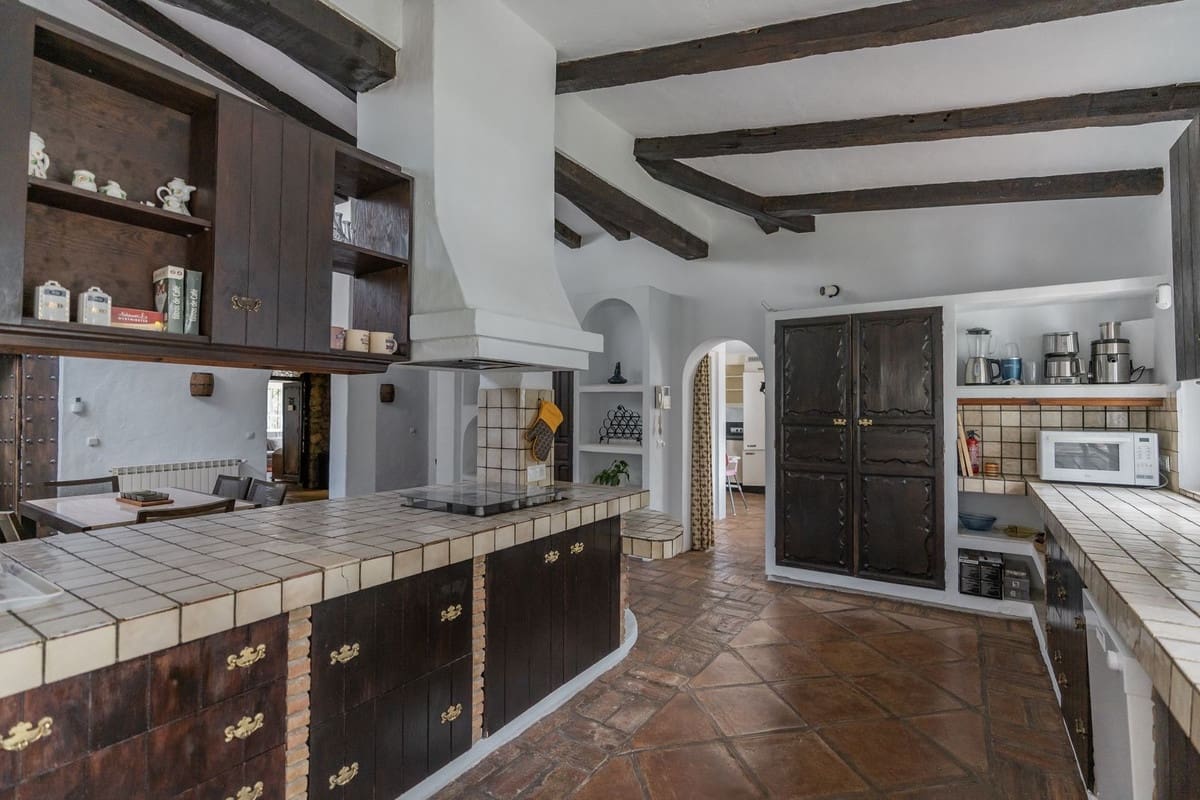 20 slaapkamer Commercieel te koop in Estepona - € 5.250.000 (Ref: 9070245)