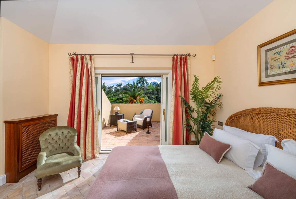 6 bedroom Villa for sale in Sotogrande - € 4,100,000 (Ref: 9077179)