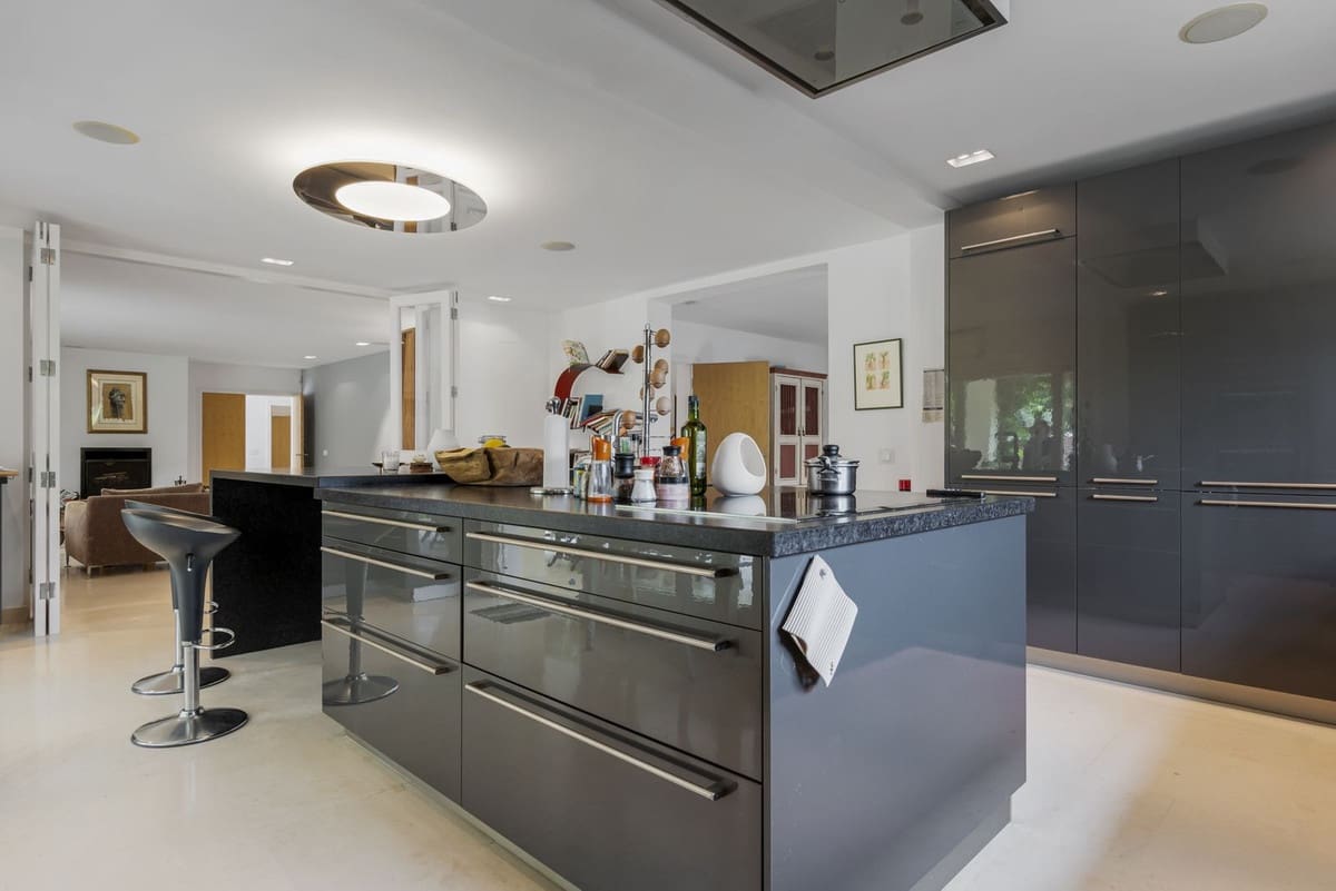 7 bedroom Villa for sale in Sotogrande with garage - € 3,850,000 (Ref: 9077181)