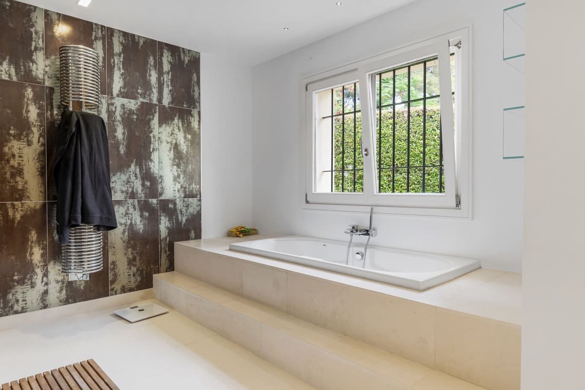 7 bedroom Villa for sale in Sotogrande with garage - € 3,850,000 (Ref: 9077181)