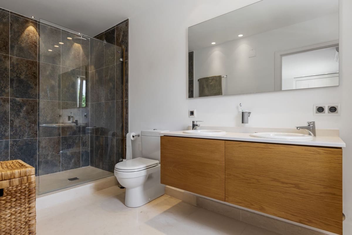 7 bedroom Villa for sale in Sotogrande with garage - € 3,850,000 (Ref: 9077181)