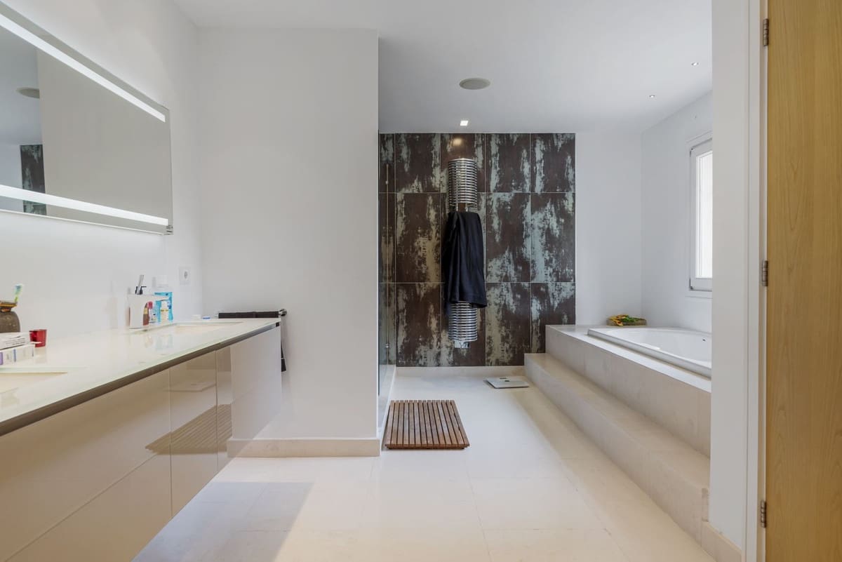 7 bedroom Villa for sale in Sotogrande with garage - € 3,850,000 (Ref: 9077181)