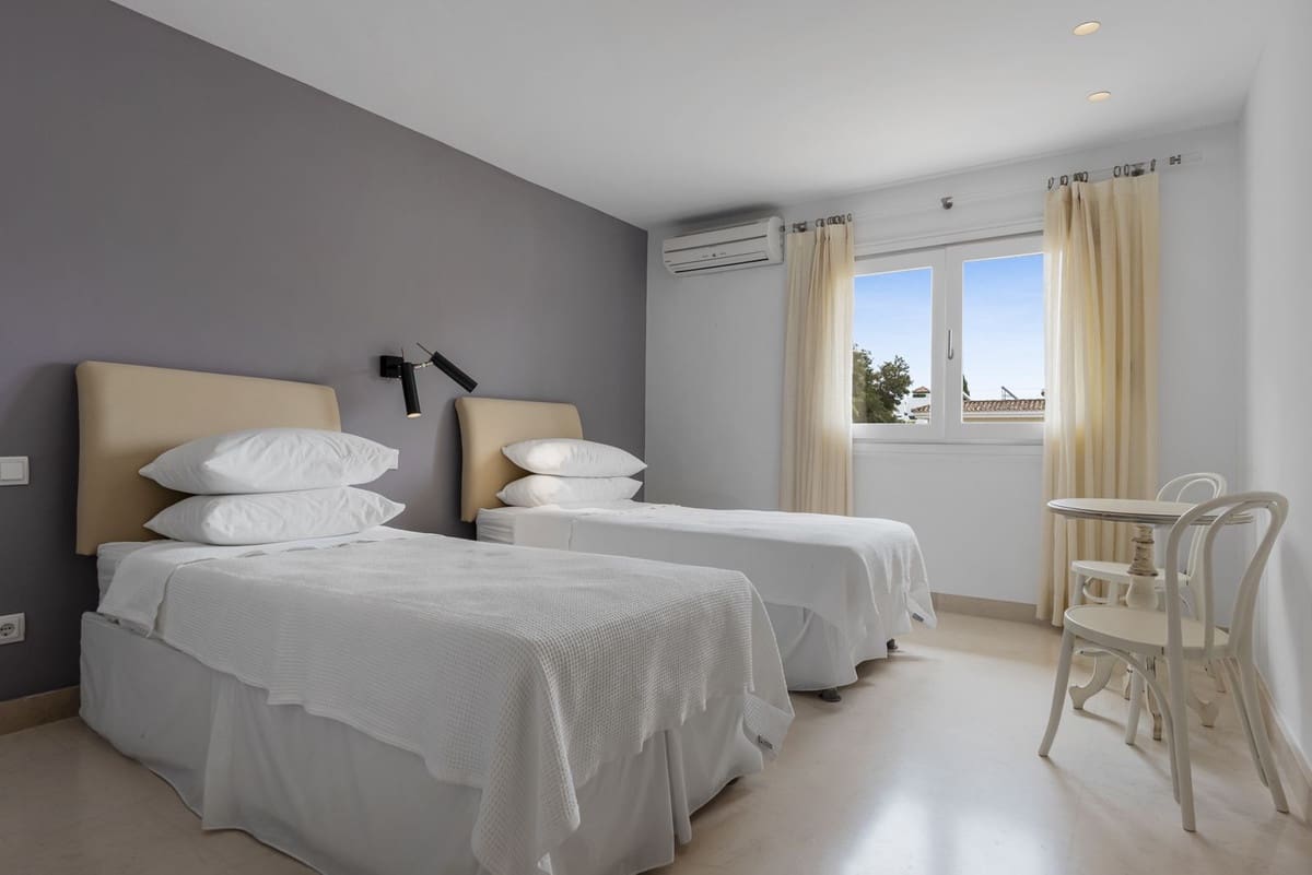 7 bedroom Villa for sale in Sotogrande with garage - € 3,850,000 (Ref: 9077181)