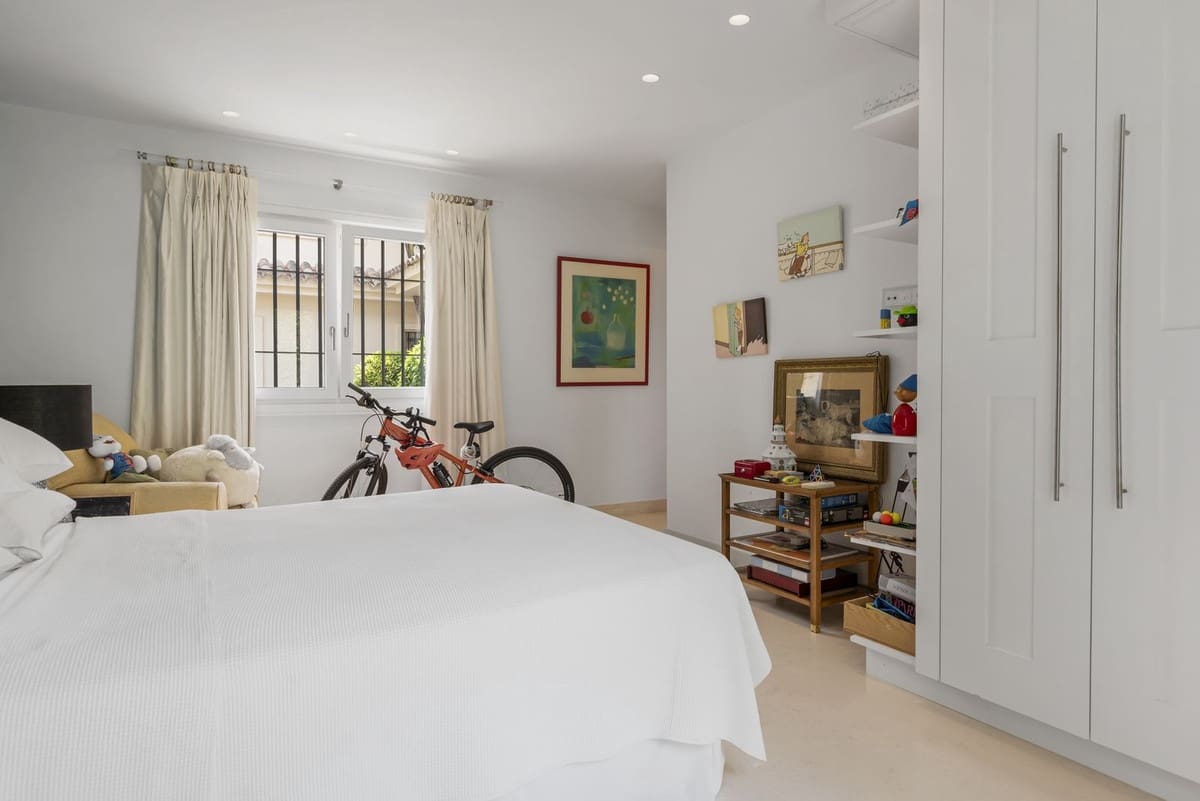 7 bedroom Villa for sale in Sotogrande with garage - € 3,850,000 (Ref: 9077181)