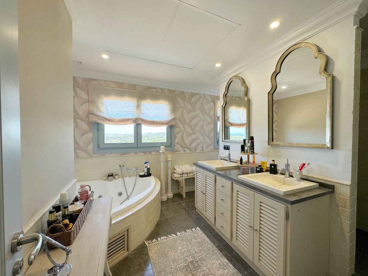 Chalet de 5 habitaciones en Sotogrande en venta con garaje - 2.450.000 € (Ref: 9077186)