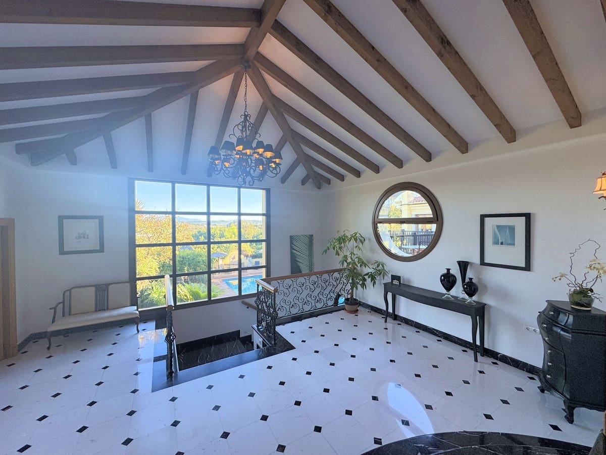 6 Zimmer Villa zu verkaufen in Sotogrande mit Garage - 2.250.000 € (Ref: 9077188)
