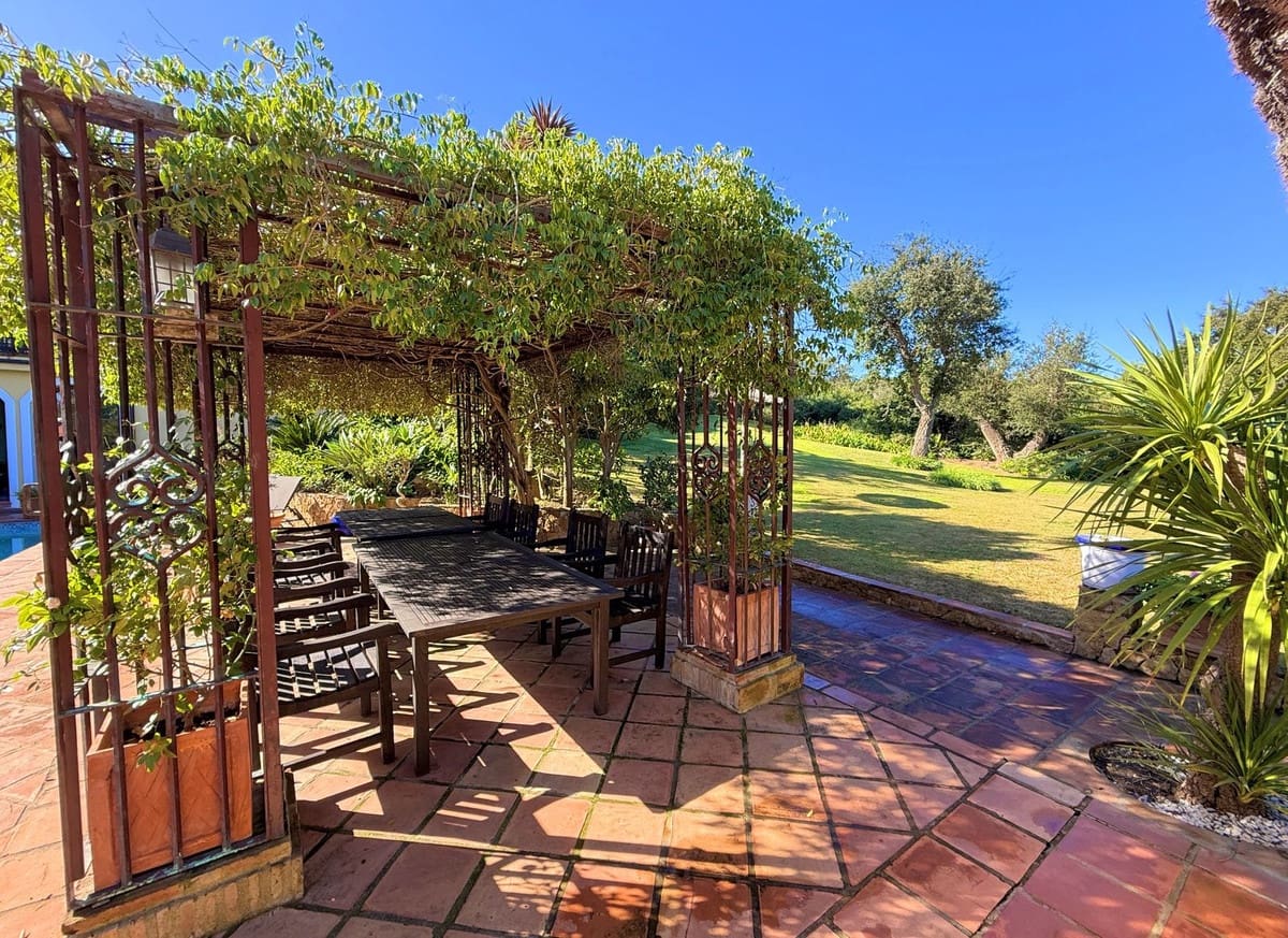 6 Zimmer Villa zu verkaufen in Sotogrande mit Garage - 2.250.000 € (Ref: 9077188)