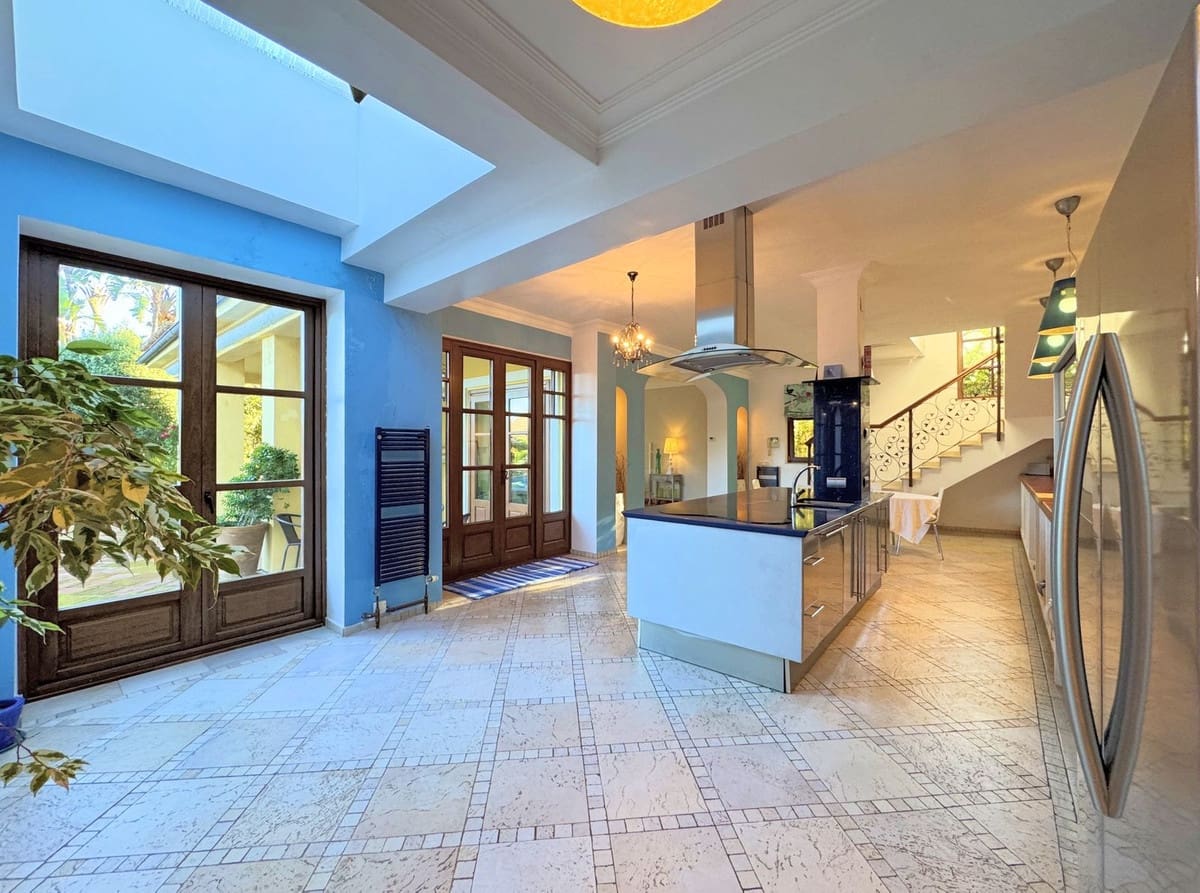 6 Zimmer Villa zu verkaufen in Sotogrande mit Garage - 2.250.000 € (Ref: 9077188)
