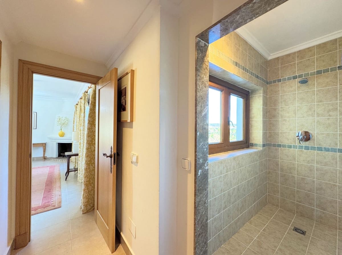 6 Zimmer Villa zu verkaufen in Sotogrande mit Garage - 2.250.000 € (Ref: 9077188)