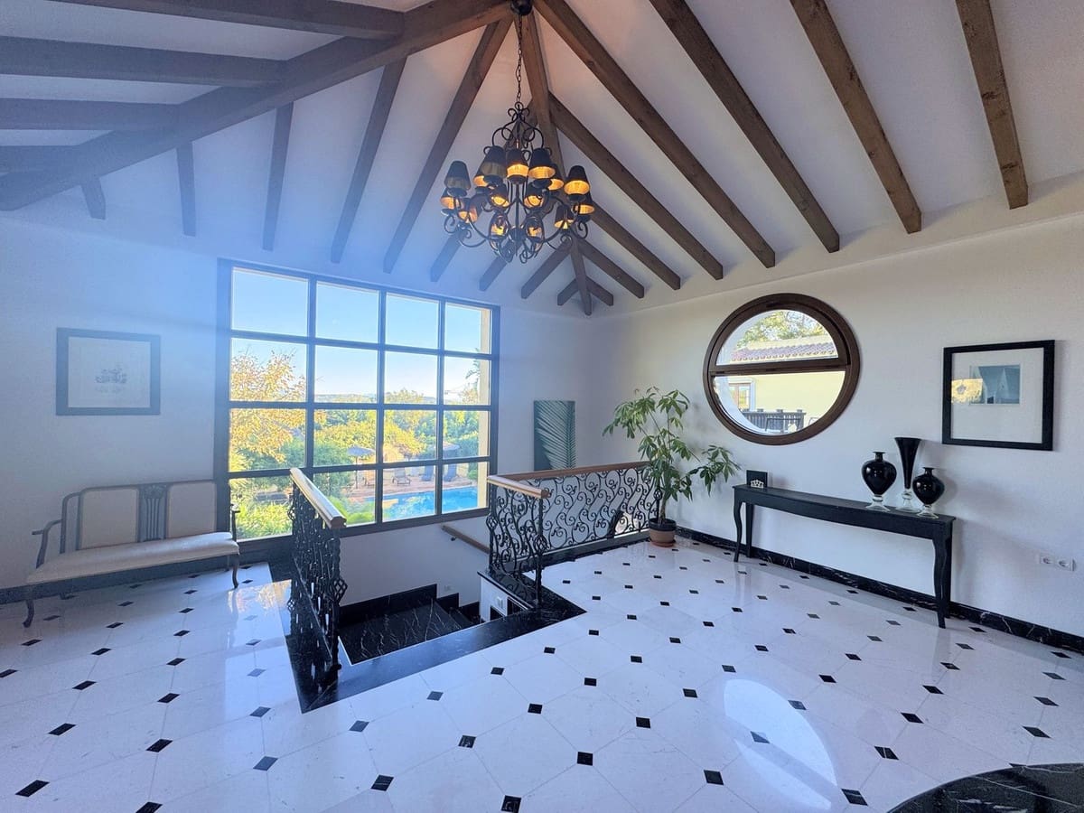 6 Zimmer Villa zu verkaufen in Sotogrande mit Garage - 2.250.000 € (Ref: 9077188)