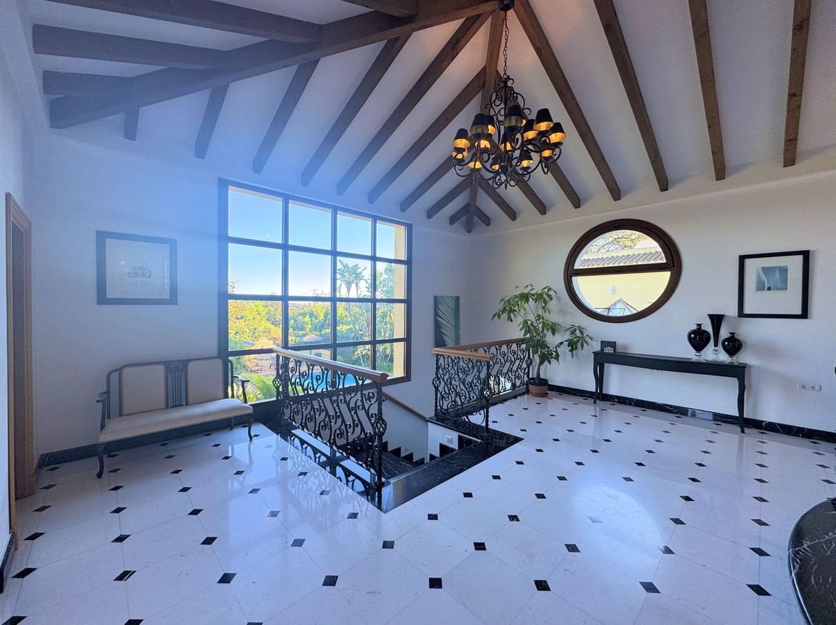 6 Zimmer Villa zu verkaufen in Sotogrande mit Garage - 2.250.000 € (Ref: 9077188)