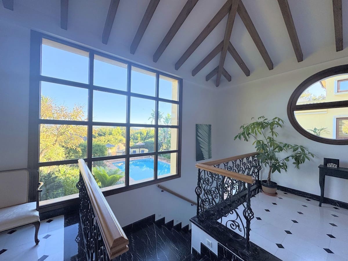 6 Zimmer Villa zu verkaufen in Sotogrande mit Garage - 2.250.000 € (Ref: 9077188)