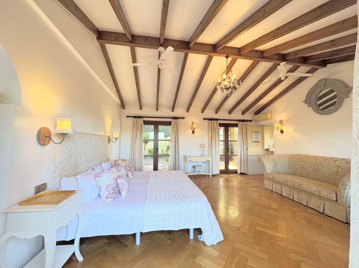6 Zimmer Villa zu verkaufen in Sotogrande mit Garage - 2.250.000 € (Ref: 9077188)