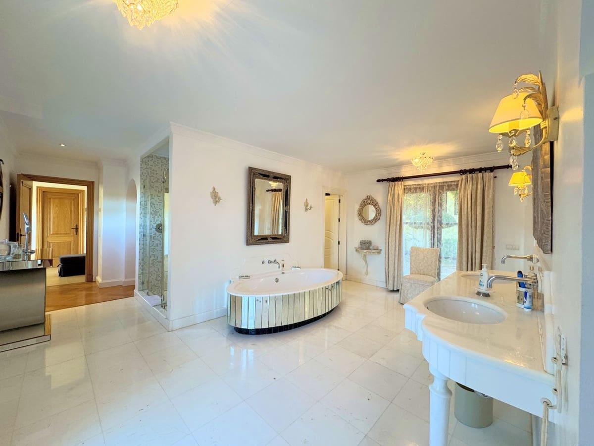 6 Zimmer Villa zu verkaufen in Sotogrande mit Garage - 2.250.000 € (Ref: 9077188)