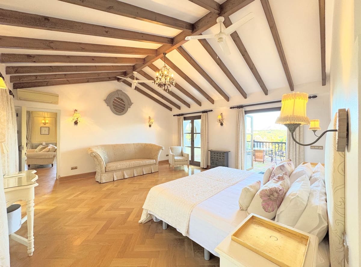 6 Zimmer Villa zu verkaufen in Sotogrande mit Garage - 2.250.000 € (Ref: 9077188)