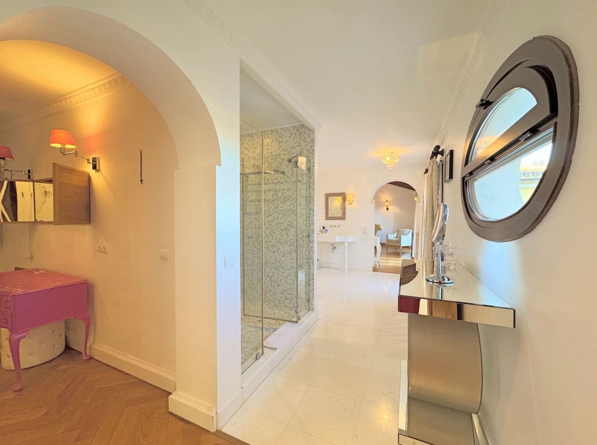 6 Zimmer Villa zu verkaufen in Sotogrande mit Garage - 2.250.000 € (Ref: 9077188)