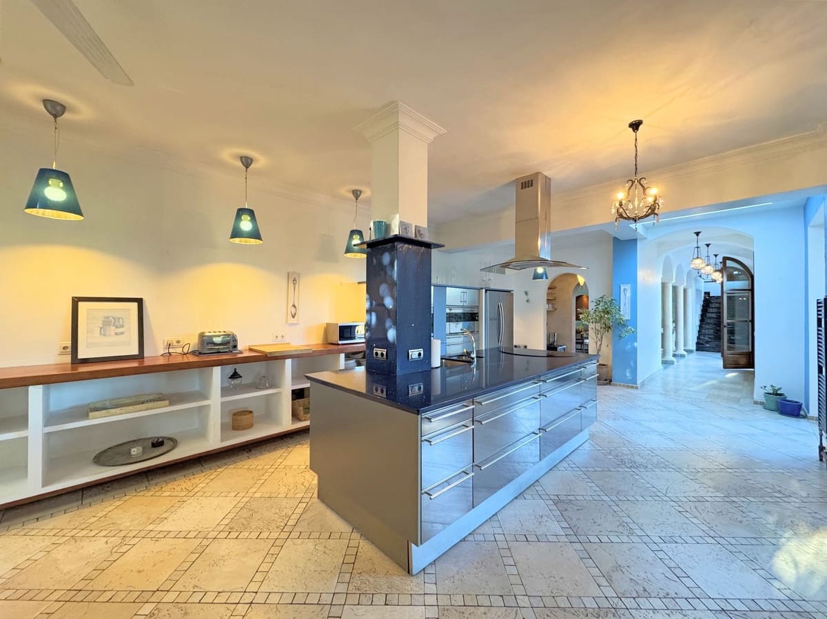 6 Zimmer Villa zu verkaufen in Sotogrande mit Garage - 2.250.000 € (Ref: 9077188)