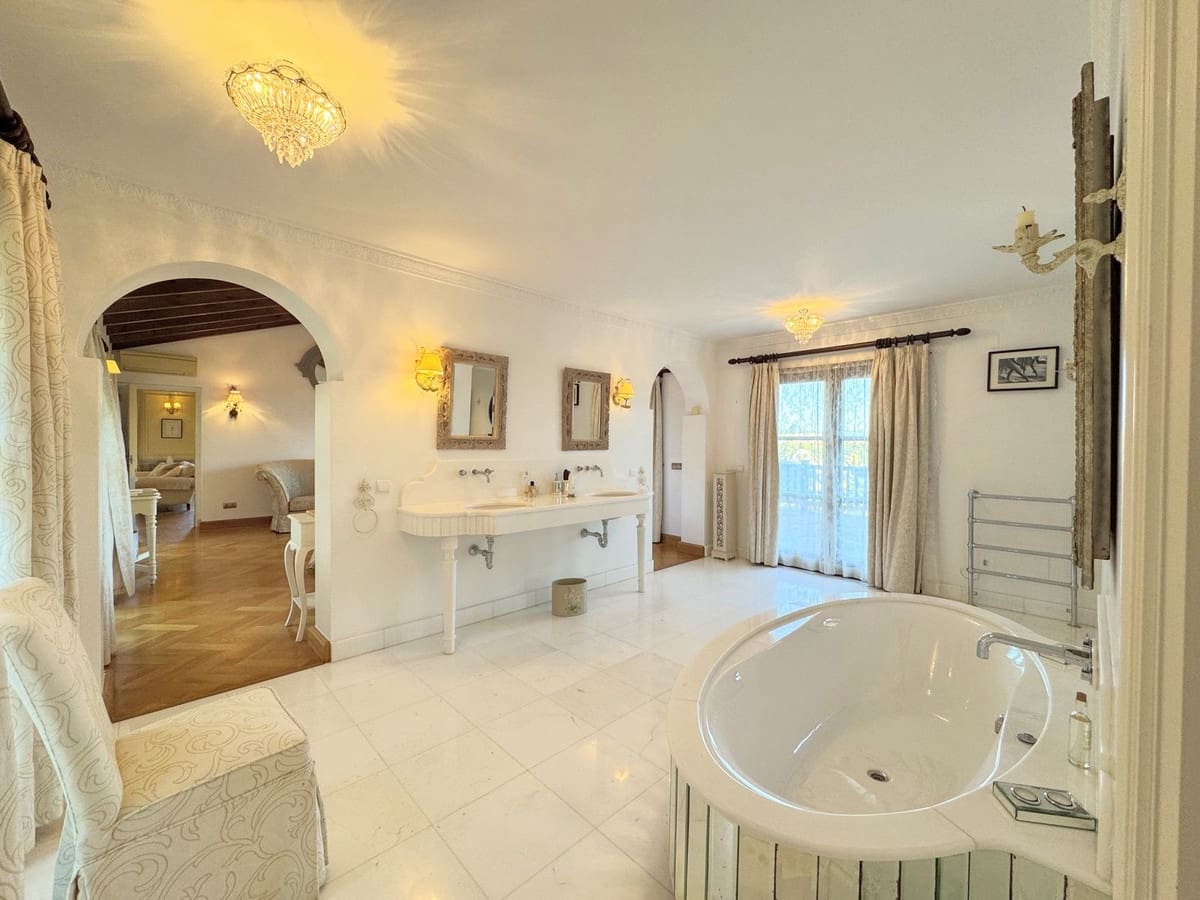 6 Zimmer Villa zu verkaufen in Sotogrande mit Garage - 2.250.000 € (Ref: 9077188)