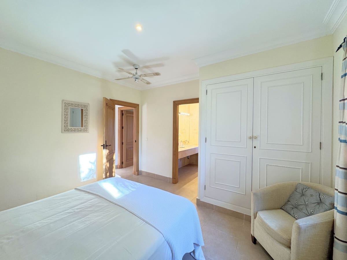 6 Zimmer Villa zu verkaufen in Sotogrande mit Garage - 2.250.000 € (Ref: 9077188)