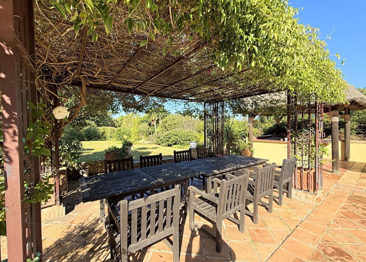 6 Zimmer Villa zu verkaufen in Sotogrande mit Garage - 2.250.000 € (Ref: 9077188)
