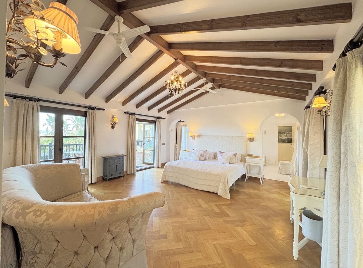 6 Zimmer Villa zu verkaufen in Sotogrande mit Garage - 2.250.000 € (Ref: 9077188)