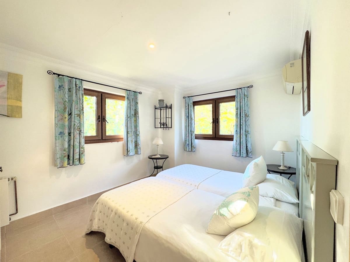 6 Zimmer Villa zu verkaufen in Sotogrande mit Garage - 2.250.000 € (Ref: 9077188)