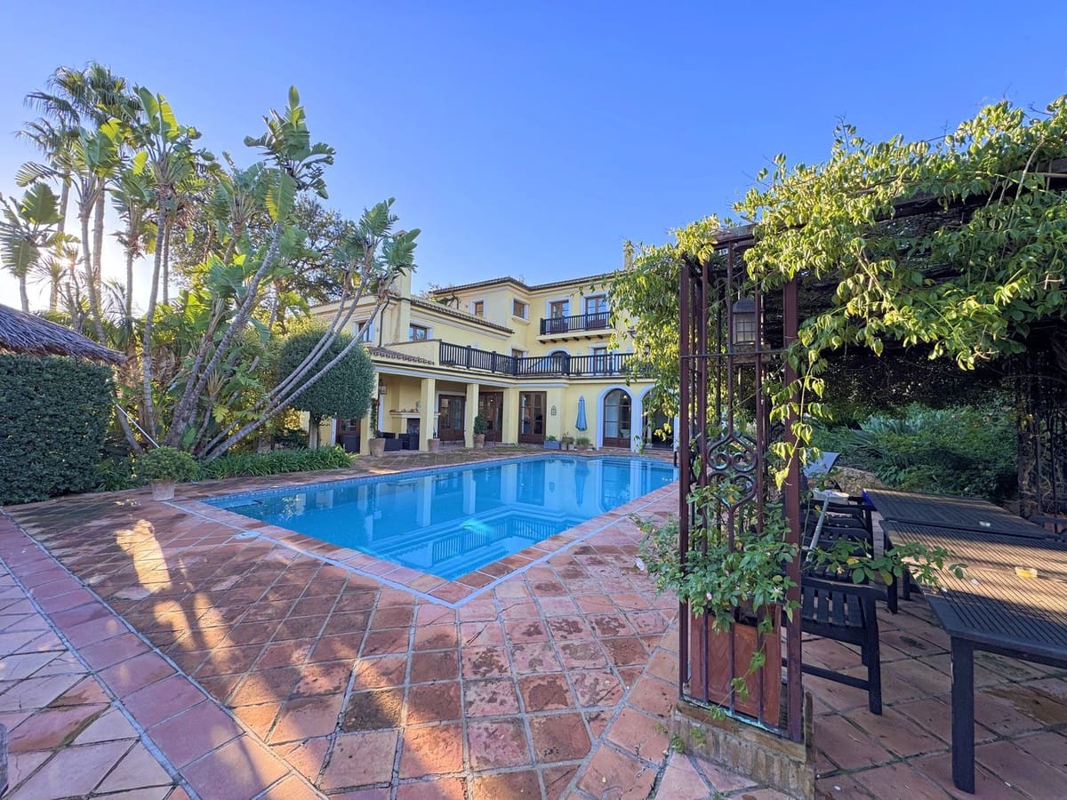 6 Zimmer Villa zu verkaufen in Sotogrande mit Garage - 2.250.000 € (Ref: 9077188)