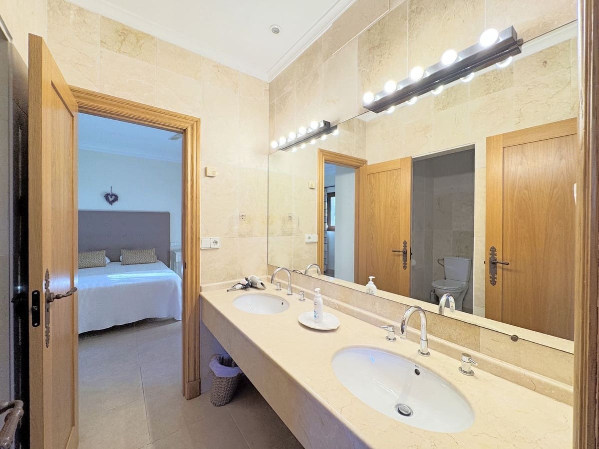 6 Zimmer Villa zu verkaufen in Sotogrande mit Garage - 2.250.000 € (Ref: 9077188)