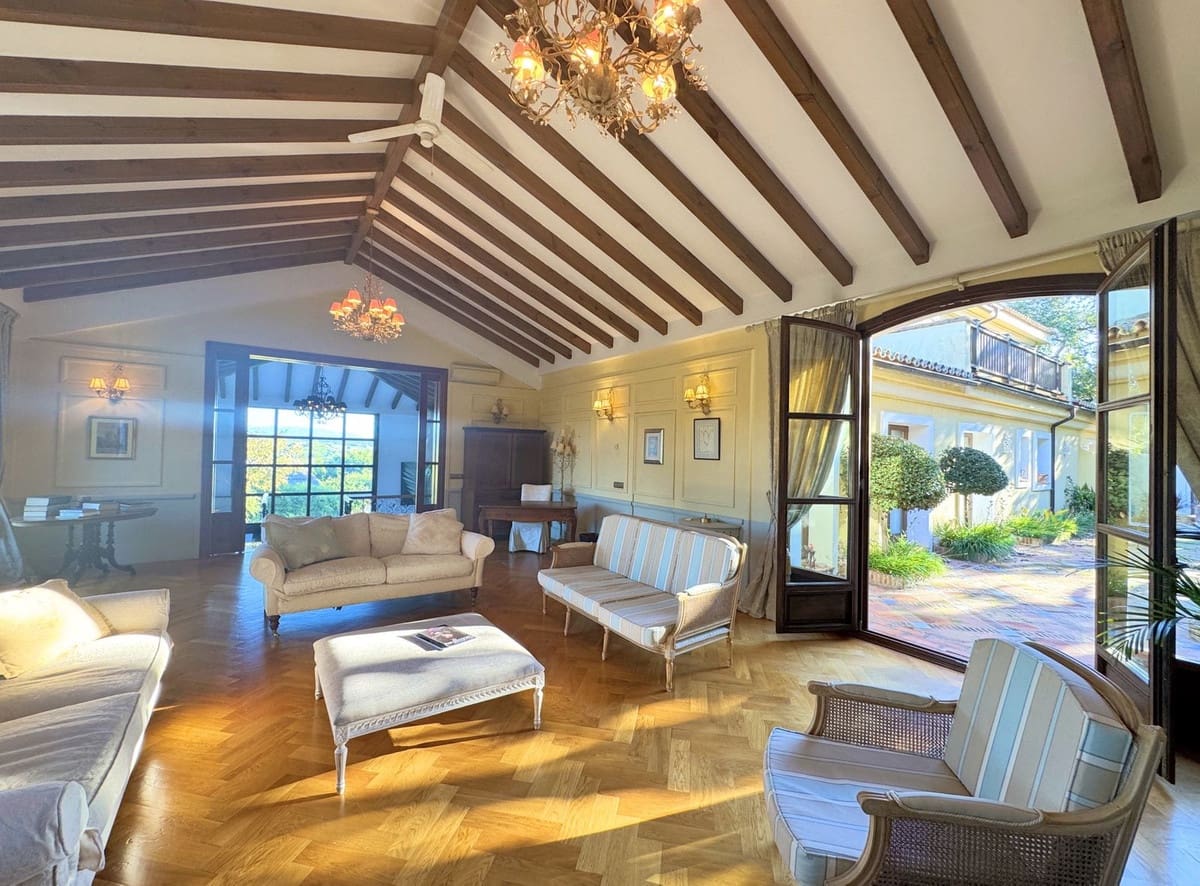 6 Zimmer Villa zu verkaufen in Sotogrande mit Garage - 2.250.000 € (Ref: 9077188)