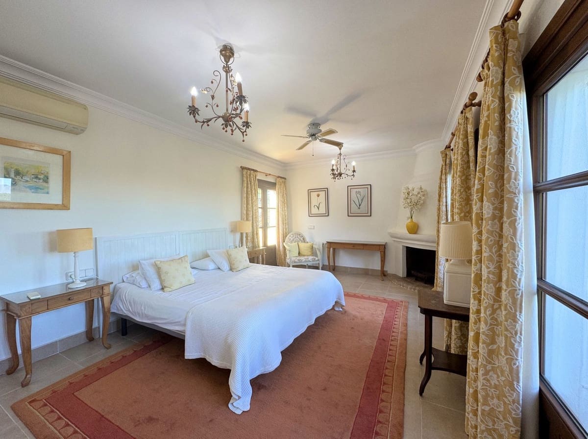 6 Zimmer Villa zu verkaufen in Sotogrande mit Garage - 2.250.000 € (Ref: 9077188)