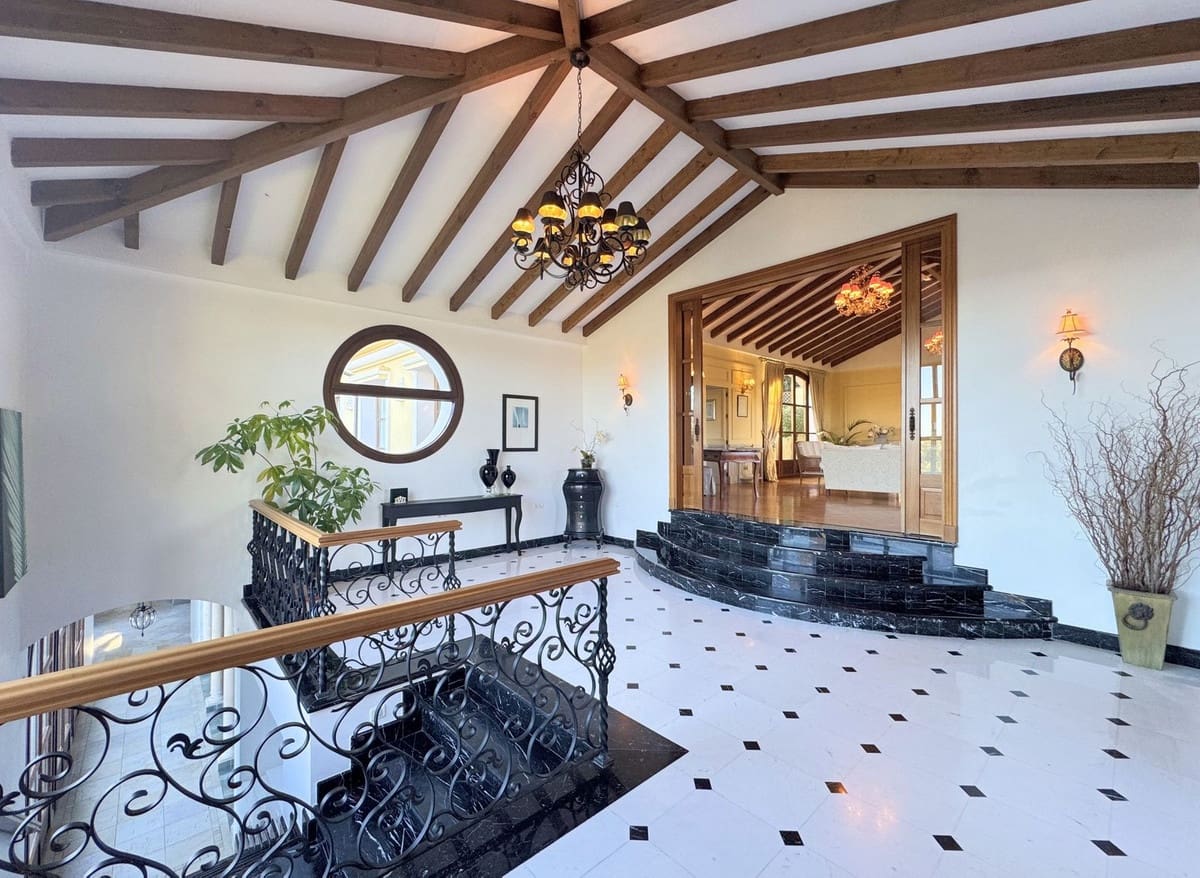 6 Zimmer Villa zu verkaufen in Sotogrande mit Garage - 2.250.000 € (Ref: 9077188)