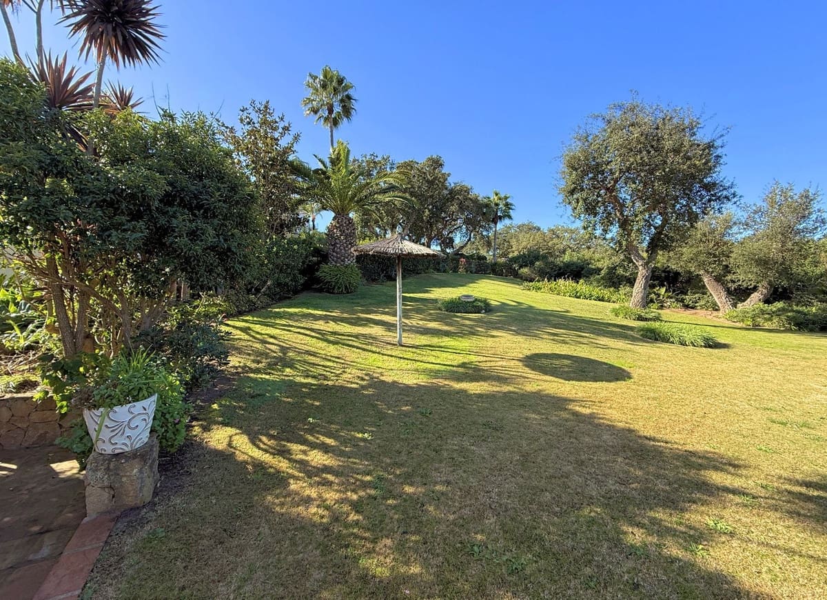 6 Zimmer Villa zu verkaufen in Sotogrande mit Garage - 2.250.000 € (Ref: 9077188)