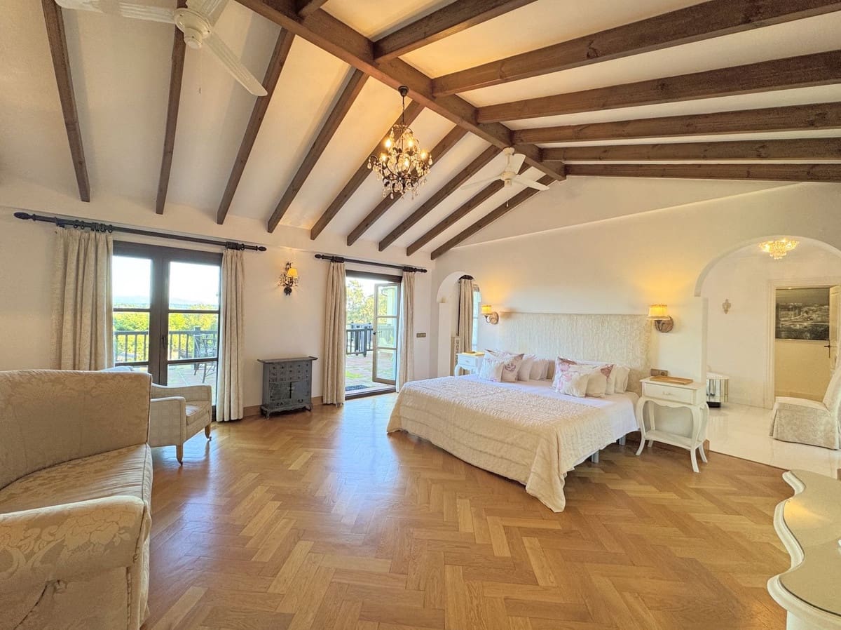 6 Zimmer Villa zu verkaufen in Sotogrande mit Garage - 2.250.000 € (Ref: 9077188)