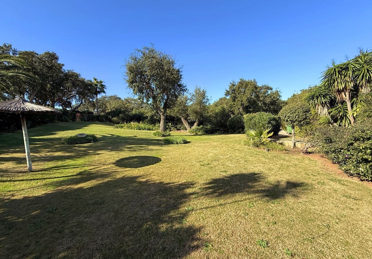 6 Zimmer Villa zu verkaufen in Sotogrande mit Garage - 2.250.000 € (Ref: 9077188)