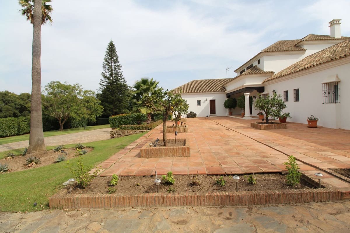 5 bedroom Villa for sale in Sotogrande with garage - € 1,850,000 (Ref: 9077192)