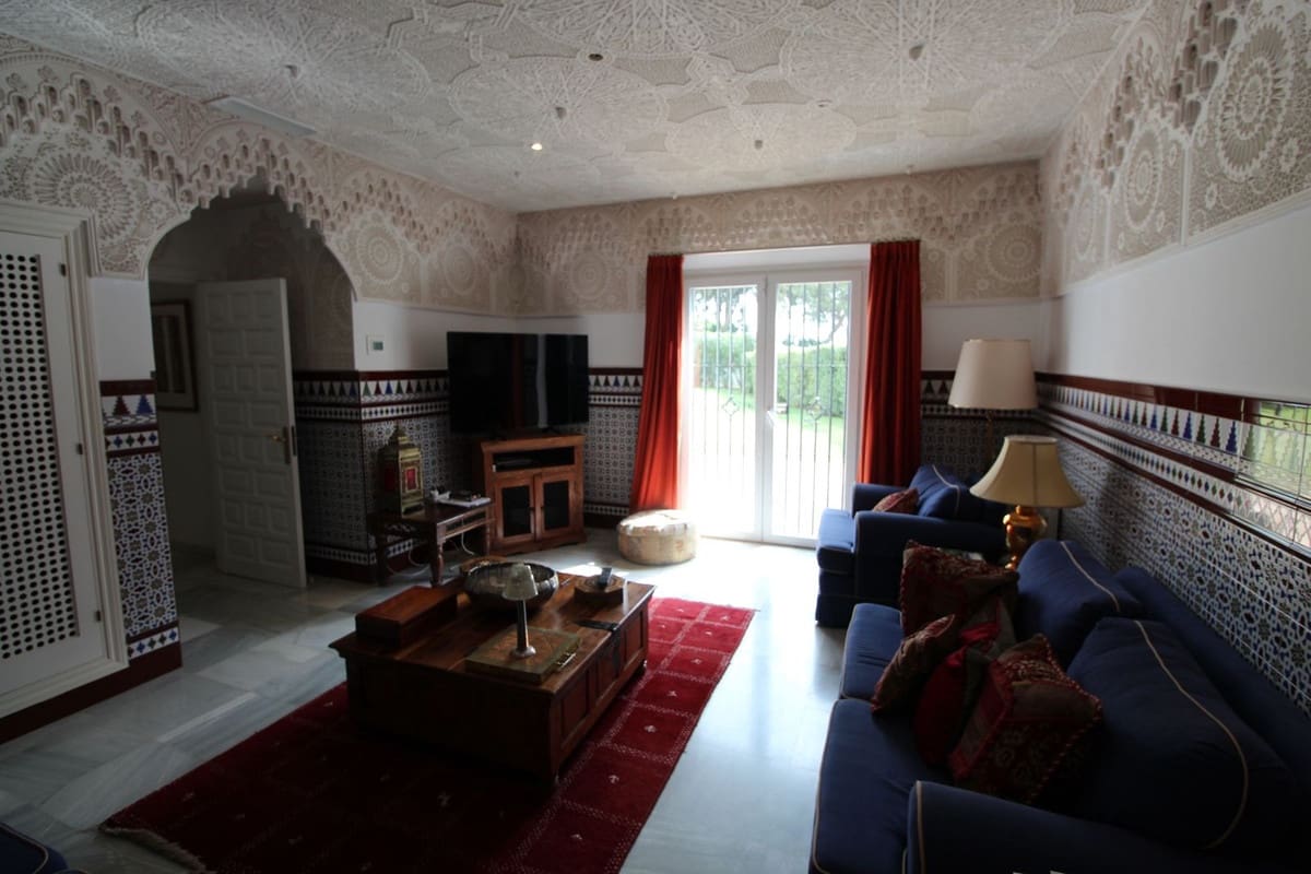 5 bedroom Villa for sale in Sotogrande with garage - € 1,850,000 (Ref: 9077192)