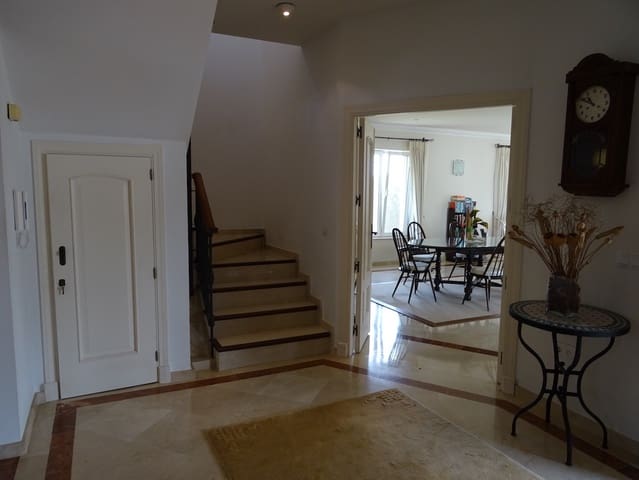 Chalet de 4 habitaciones en Sotogrande Alto, San Roque en venta con garaje - 1.700.000 € (Ref: 9077193)