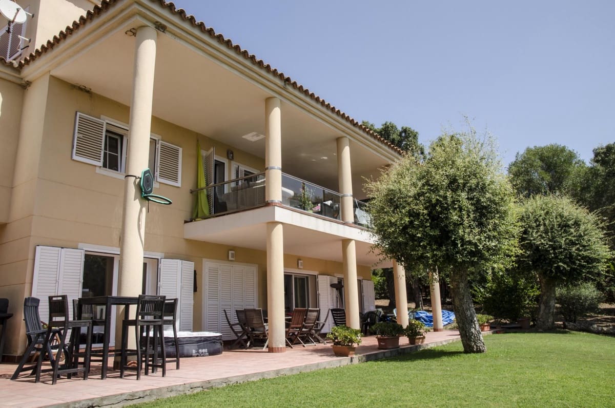 5 Zimmer Villa zu verkaufen in Sotogrande mit Garage - 1.450.000 € (Ref: 9077195)