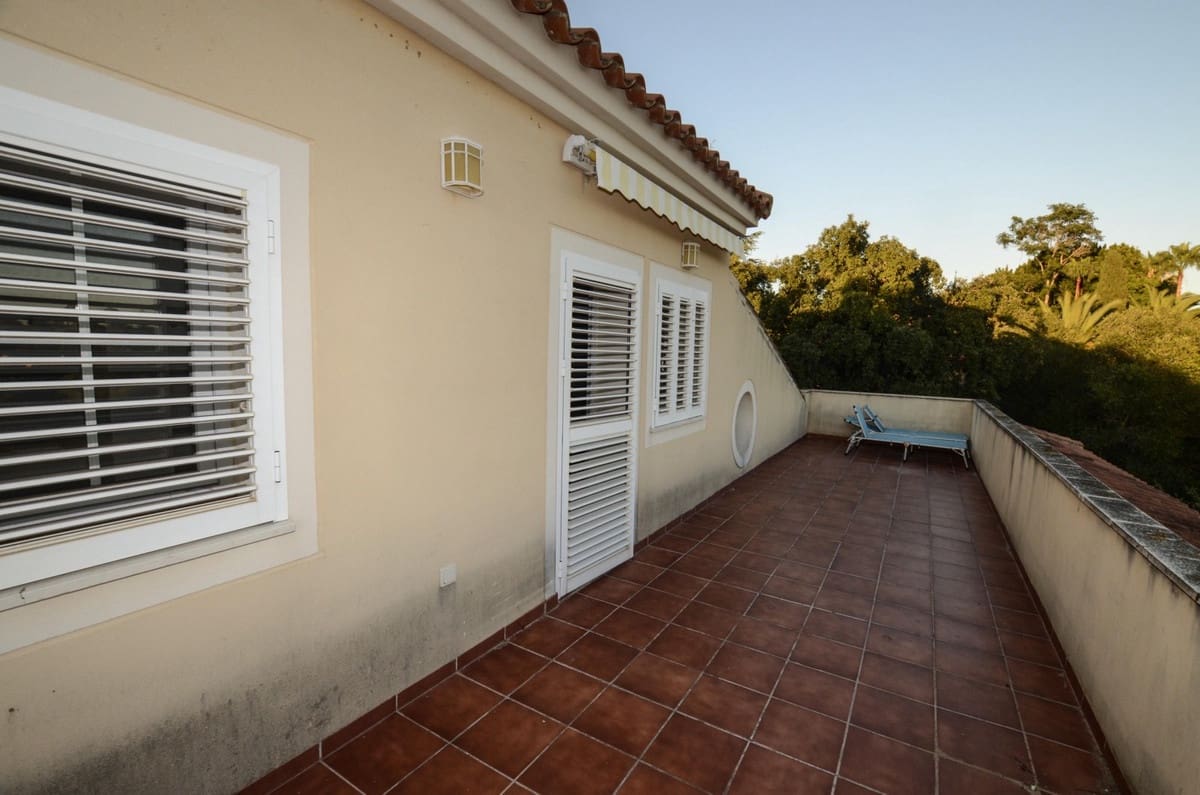 5 Zimmer Villa zu verkaufen in Sotogrande mit Garage - 1.450.000 € (Ref: 9077195)
