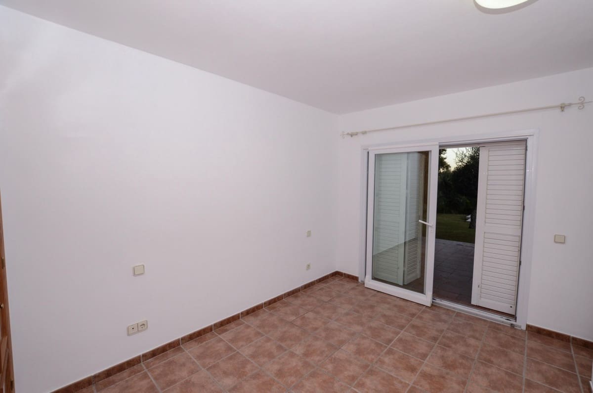 5 Zimmer Villa zu verkaufen in Sotogrande mit Garage - 1.450.000 € (Ref: 9077195)