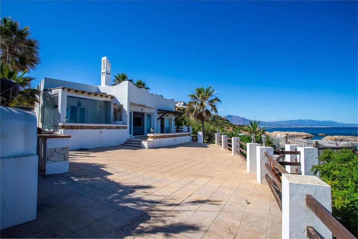 3 bedroom Villa for sale in Punta de la Chullera with garage - € 2,749,000 (Ref: 9077203)